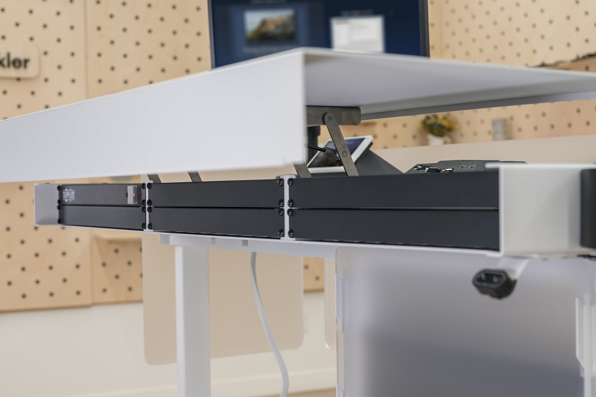 Height-Adjustable & ADA Compliant Lectern for Instructors | Heckler